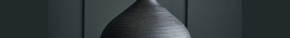 Benadrukte materialen Reena grote bruine aluminium vaas