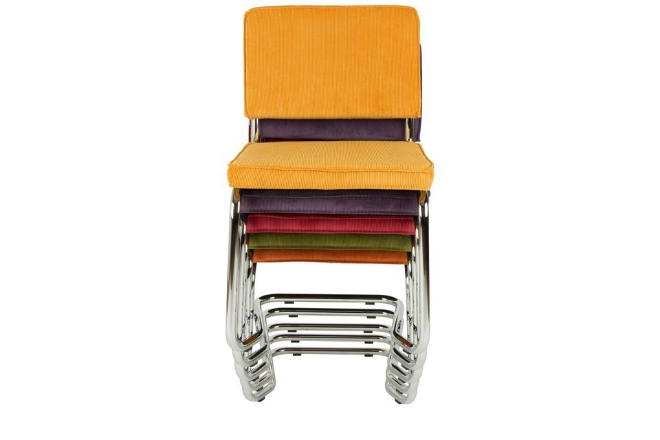 Deze stoel met een zitting van voornamelijk nylon is zeer comfortabel