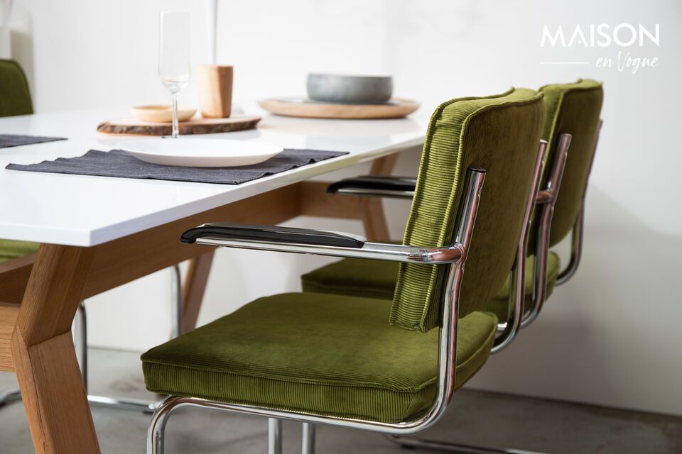 Ga zitten en geniet van de perfecte balans tussen retrodesign en modern comfort met de Ridge-stoel