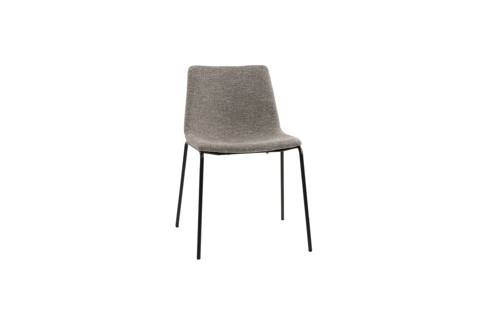 Met zijn dunne metalen structuur en zijn effen stoffen zitting is de Romo stoel een eenvoudig en