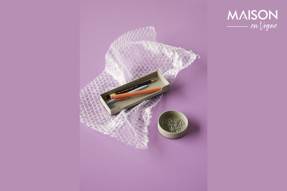 Het District ronde lichtgrijze metalen dienblad is het ideale accessoire om je favoriete items