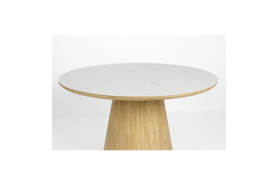 Met een diameter van 115 cm biedt deze tafel veel ruimte om familie en vrienden te ontvangen en kan