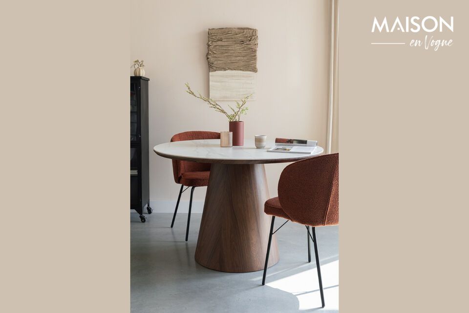 Een gezellige tafel voor gedeelde momenten.