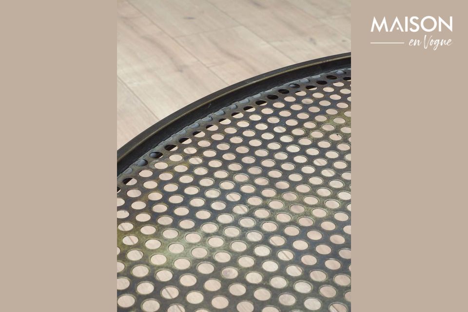 Deze ronde tafel heeft een industriële kant met zijn gekruiste buizen, metalen rand en gaasblad