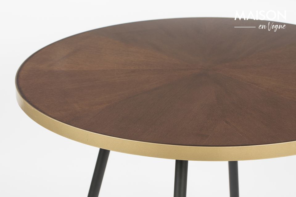 Een zeer mooie tafel, gemaakt van gelakt hout met gouden accenten