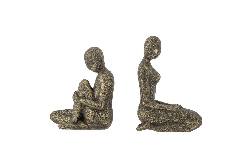 De figuren zijn gemaakt van gietijzer en stellen elk een vrouw voor, zittend of knielend