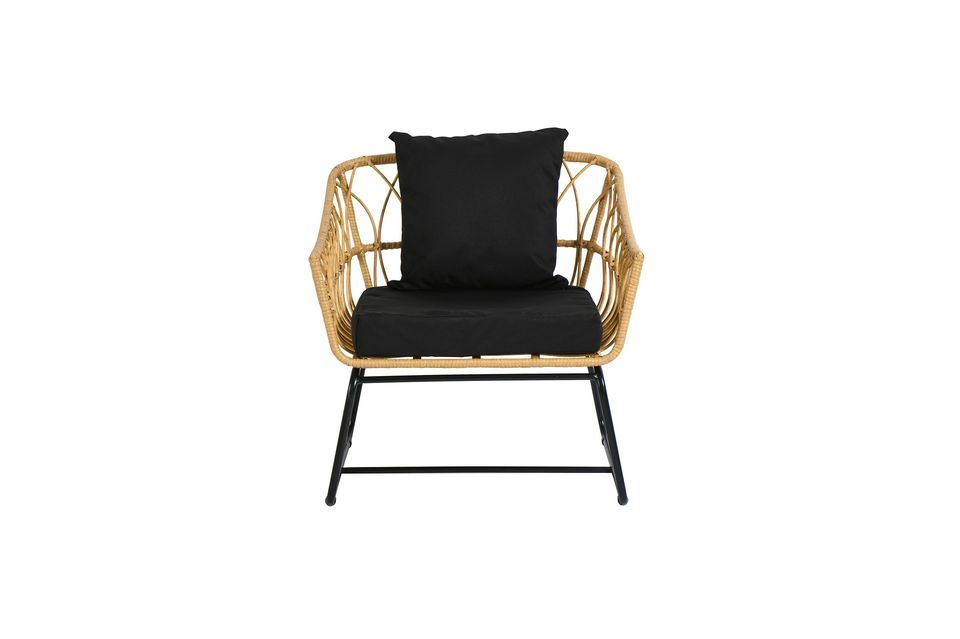 Een rotan fauteuil met zijn neven voor comfortabel zitten