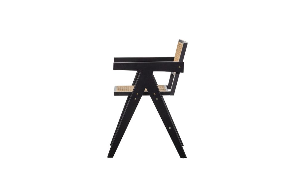 Deze stevige stoel met zijn rechte lijnen wordt verzacht door een rotan rugleuning en zitting