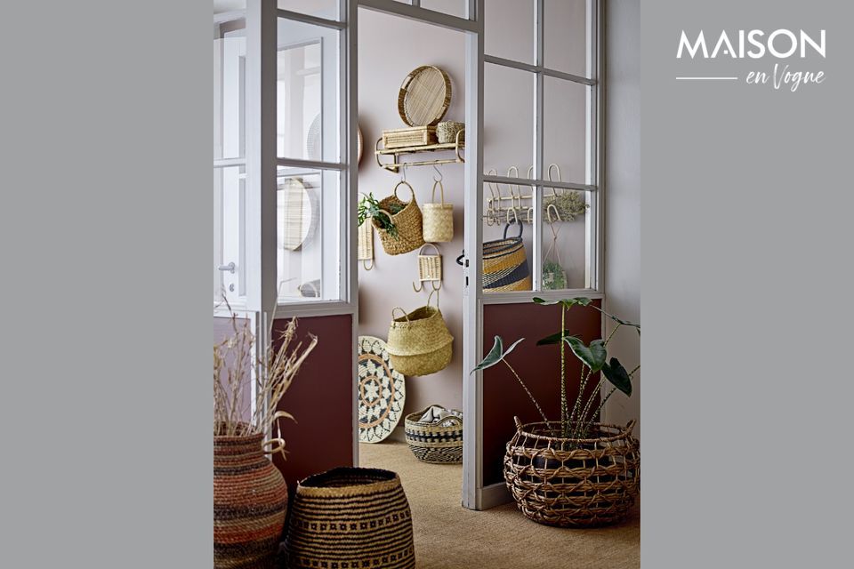 Een volledig rotan kapstok om aan de muur van uw ingang te hangen voor een ecologisch effect en