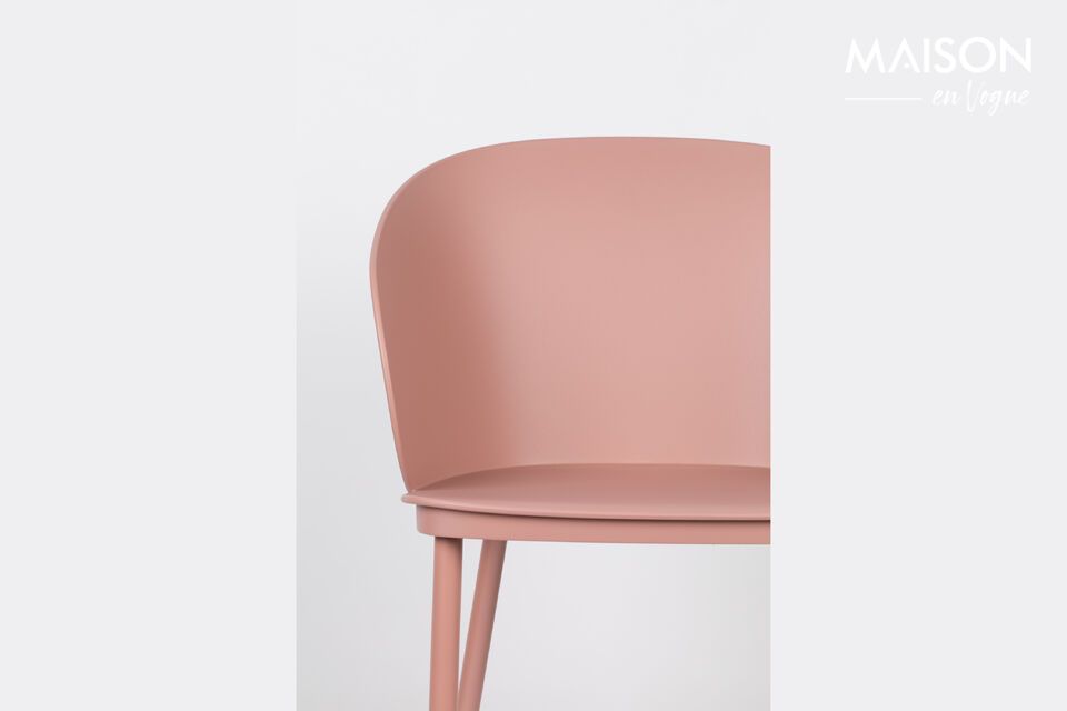 Moderniseer je interieur met de verrassende Gigi All Black stoel en zijn strakke en overzichtelijke