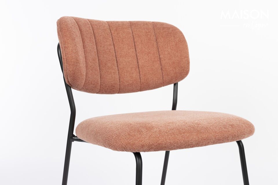De stoel Jolien belichaamt subtiele elegantie en combineert moderniteit met zachtheid