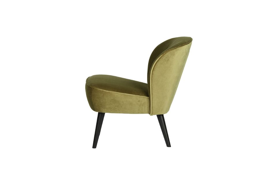 De Sara fauteuil in olijfgroen fluweel is een comfortabele en elegante fauteuil met een subtiele en