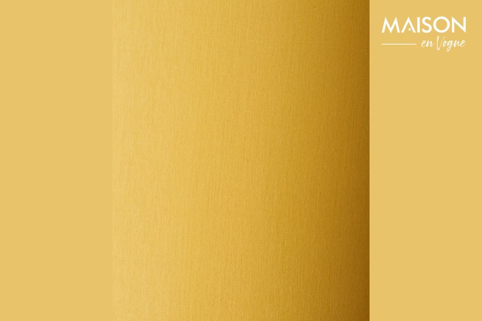 De lampenkap Shade in gele viscose is ontworpen om decoratief te zijn en moeiteloos de aandacht te