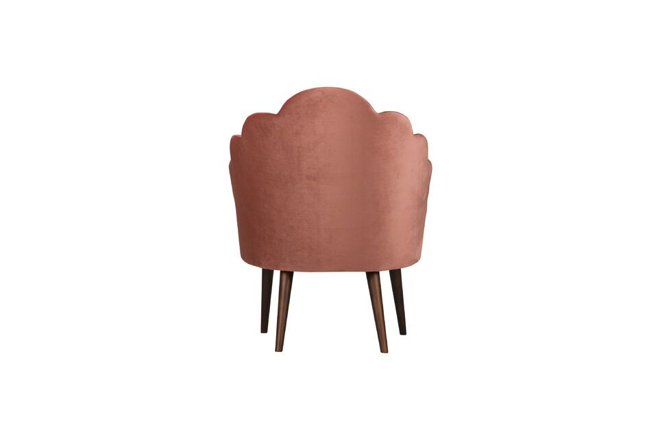 De poten van de Shell stoel zijn gemaakt van hout voor extra stevigheid