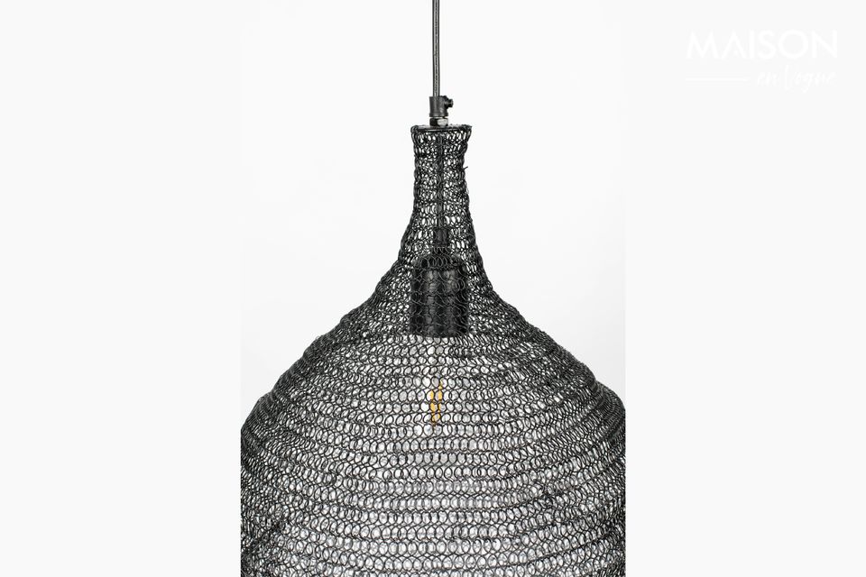 Een hanglamp met een modern design en een ijzeren lampenkap van gaas