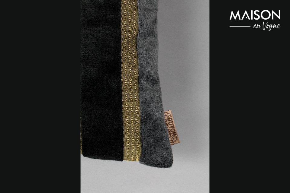 De dikke fluwelen stof is versierd met strepen in zwart, grijs en goud voor een chique ontwerp