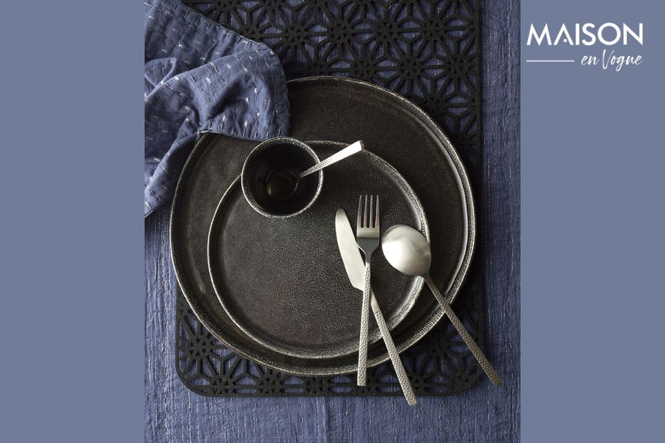 Pomax presenteert een assortiment van elegant ontworpen bestek met gehamerde patronen op de