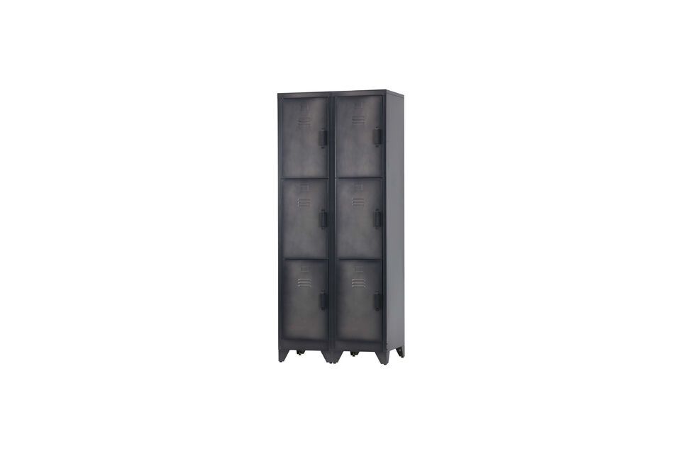 Met drie kastdeuren en drie legplanken erachter biedt deze metalen kast van WOOD voldoende