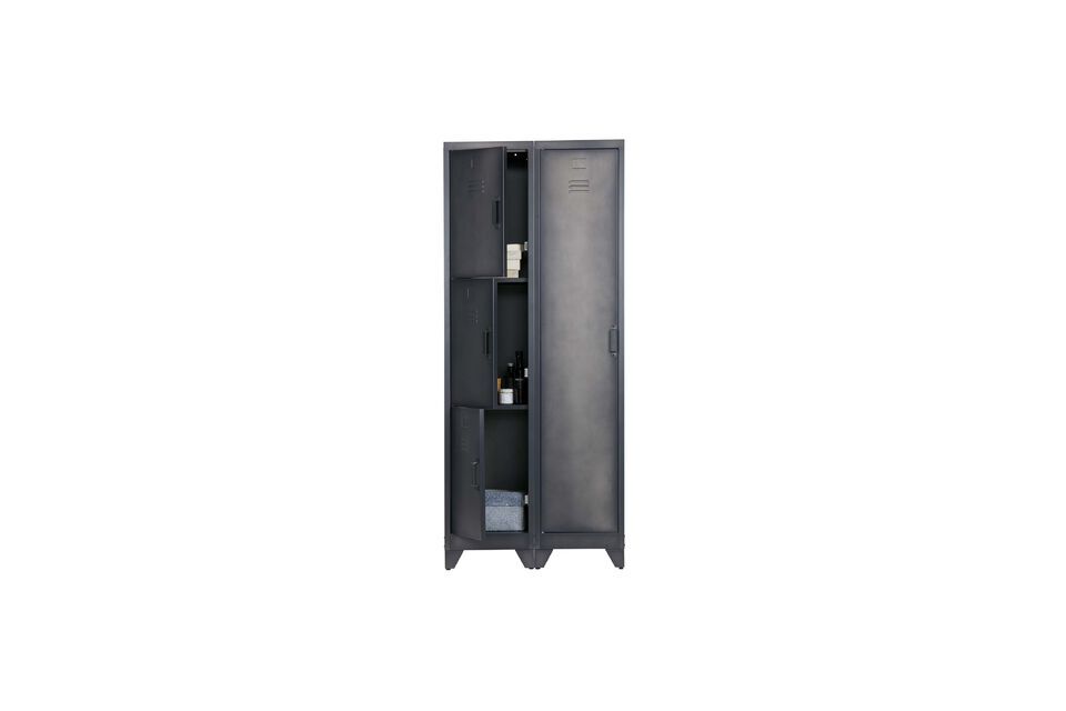 De metalen poten zijn 8 cm hoog, terwijl elke plank een maximaal draagvermogen heeft van 5-10 kg
