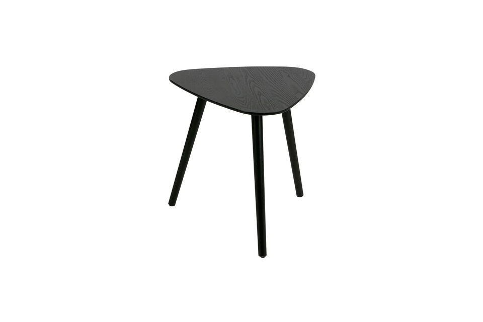 De tafels hebben een zwarte afwerking waardoor ze een elegant design krijgen