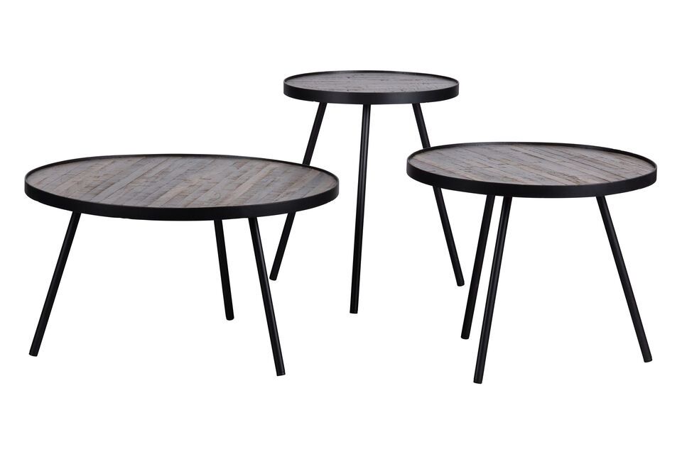 Teruggewonnen teakhouten tafelbladen en slanke metalen poten geven deze set van drie tafels een