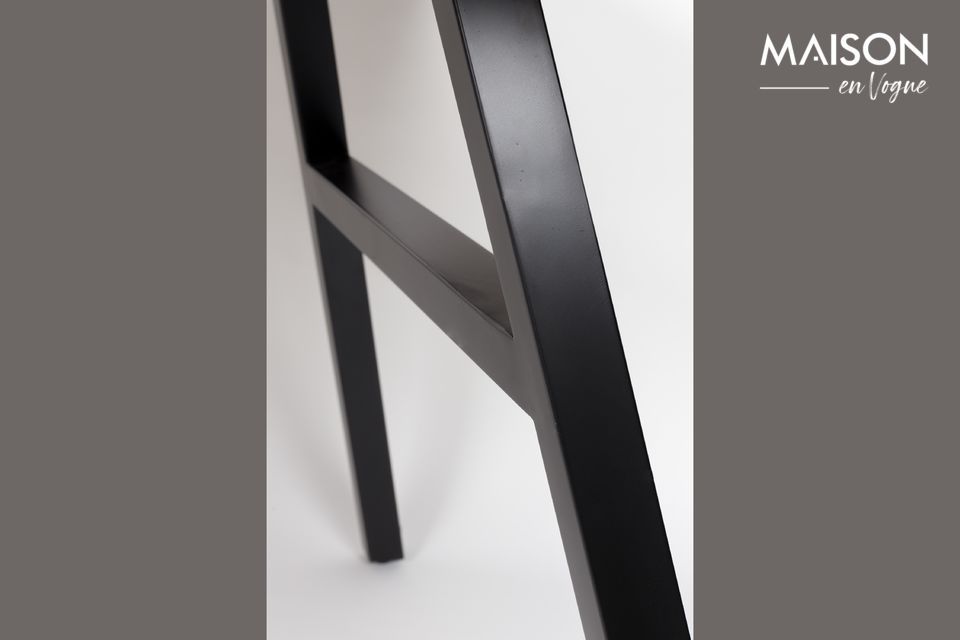 Deze tafel zal gemakkelijk zijn plaats vinden in een keuken of eetkamer