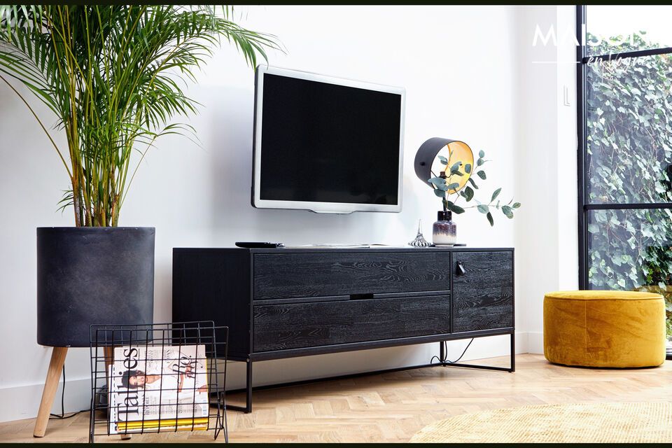 Een houten en metalen TV-meubel, elegant en modern.
