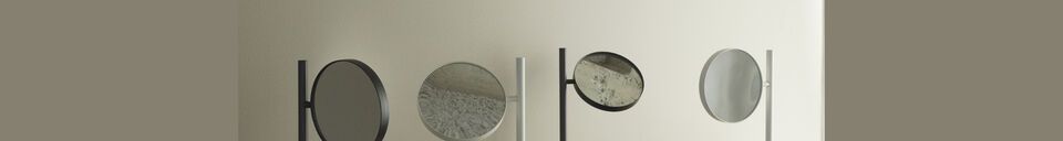 Benadrukte materialen Spiegel op wit marmeren standaard Installatie