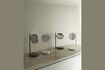 Miniatuur Spiegel op wit marmeren standaard Installatie 2