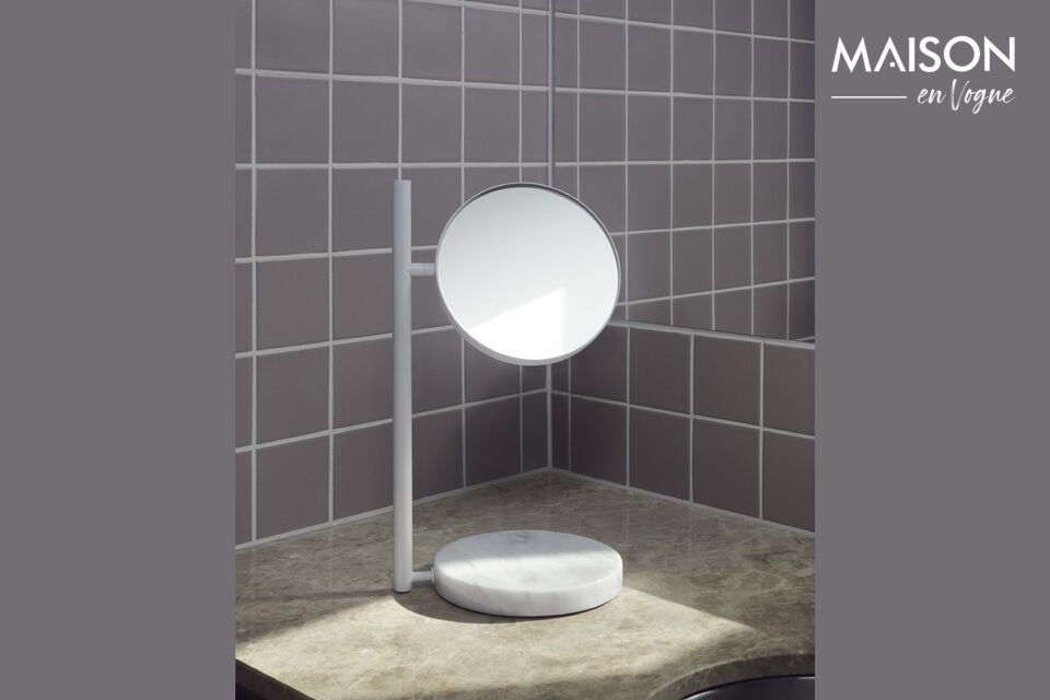 Deze vrijstaande spiegel is gemaakt van hoogwaardig wit marmer, waardoor hij elegant en duurzaam is