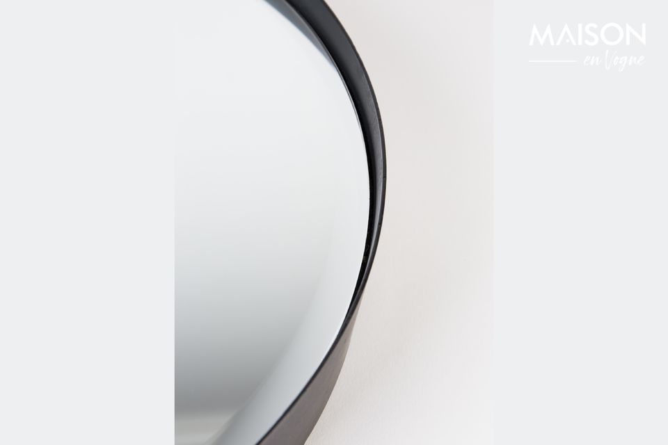 Dankzij de zeer klassieke ronde architectuur is deze elegante spiegel een basisstuk dat nooit uit de