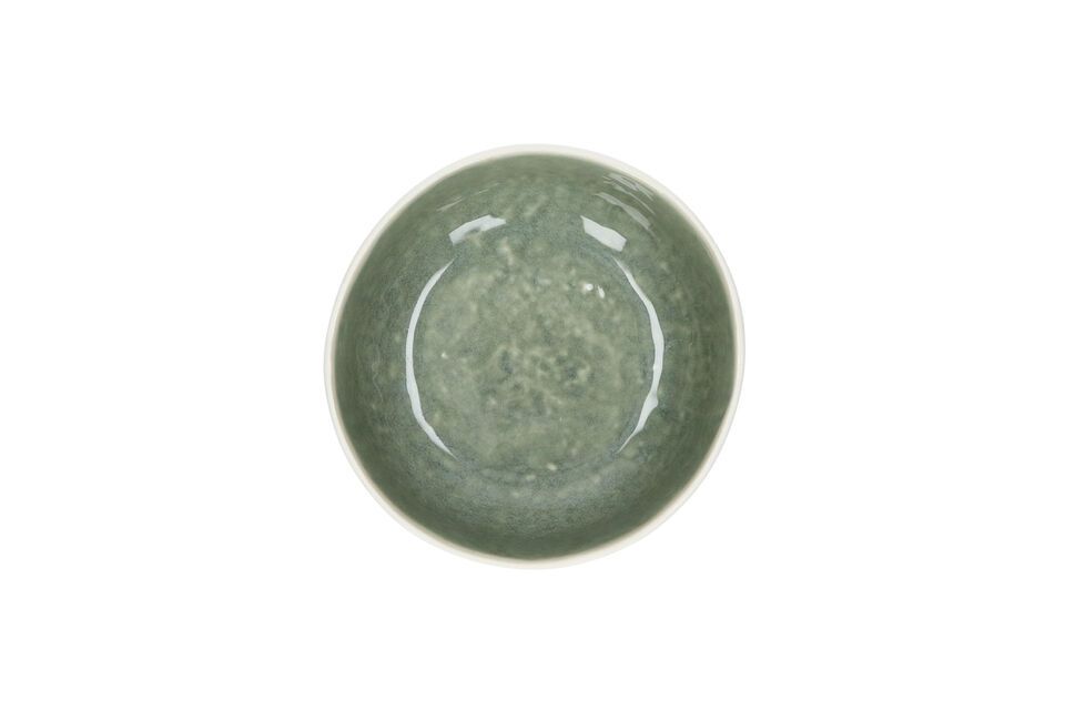 Met zijn rustgevende celadon groene kleur en perfect symmetrische vorm is deze kom zowel praktisch