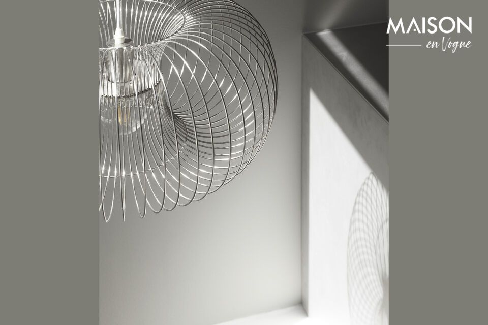 Esthetisch aangenaam en eenvoudig, de Coil stalen hanglamp is het werk van ontwerper Simon Legald