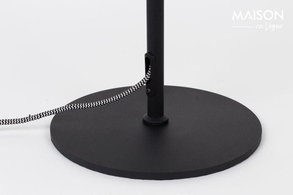 Met zijn lampenkap in de vorm van een langwerpige spot is de zwarte Marlon vloerlamp een origineel