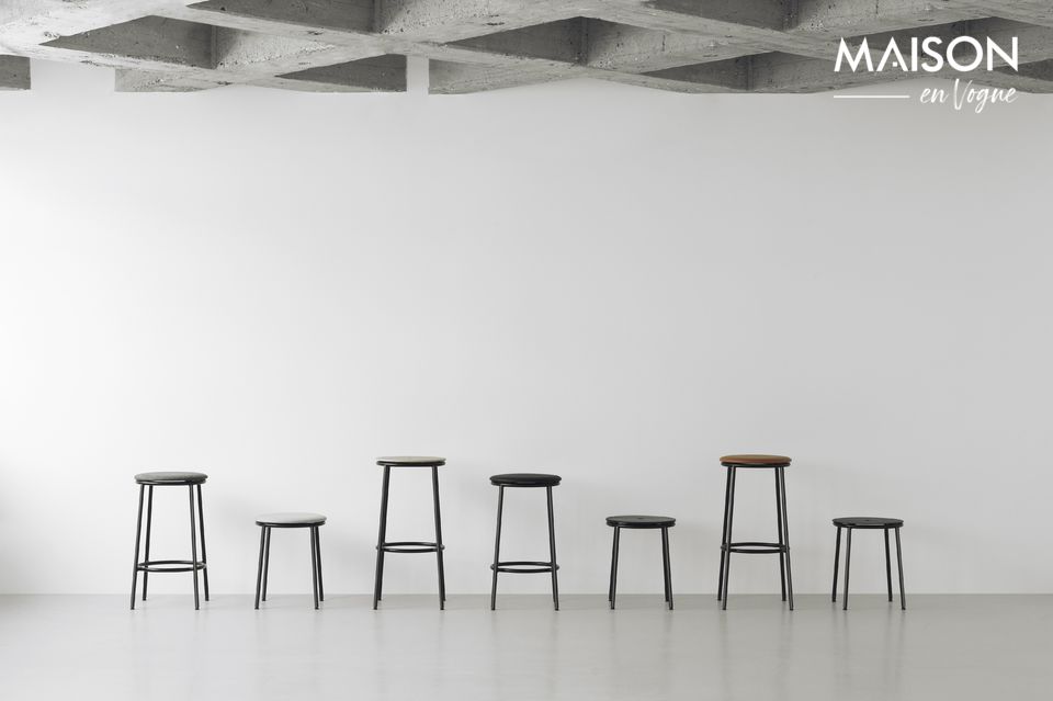 Deze Circa-kruk, een viering van klassiek minimalisme, werd in 2021 ontworpen door Simon Legald