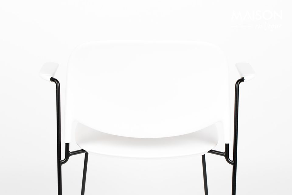 Een witte fauteuil, gemakkelijk stapelbaar, met een versterkte zitting