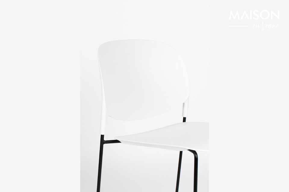 Een stoel met een trendy design met een glasvezelversterkte zitting
