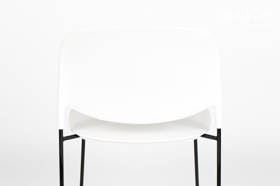 Het ontwerp van de Stacks-stoel is voorzien van dunne gepoedercoate stalen poten met een zeer dunne