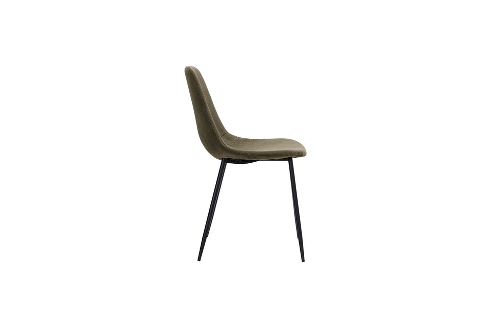 De stijlvolle Found stoel in polyester velours combineert een comfortabele groene zitting met stalen