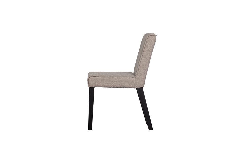 Deze moderne en stevige stoel is bekleed met een trendy lusstof met een Martindale-rating van 75