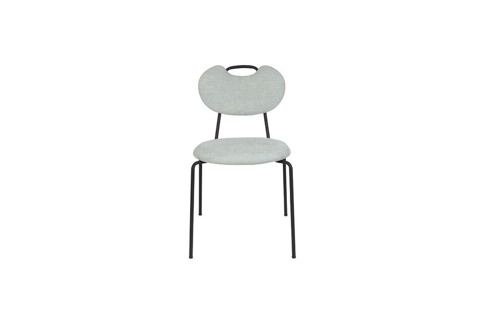 Deze stoel is vervaardigd met nauwgezette aandacht voor detail en combineert functionaliteit met
