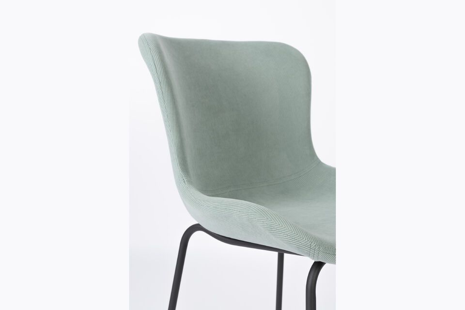 Het levendige groen van deze Junzo Rib stoel is gemakkelijk te integreren in verschillende decors en