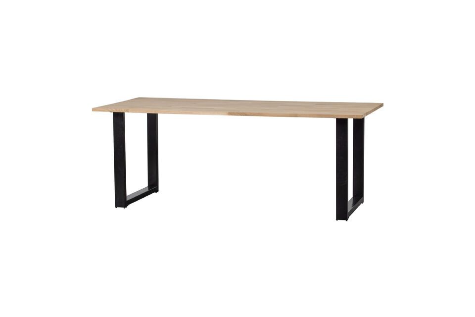 Deze massief eiken tafel is de perfecte keuze voor wie op zoek is naar een stevige en elegante