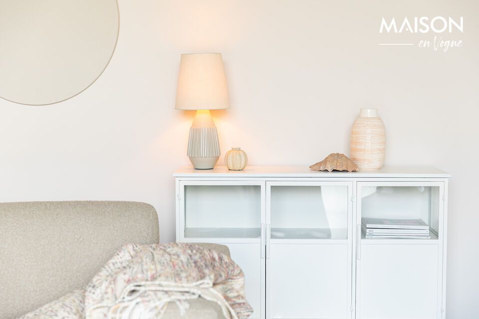 Voeg een elegante, moderne toets toe met onze beige lamp.