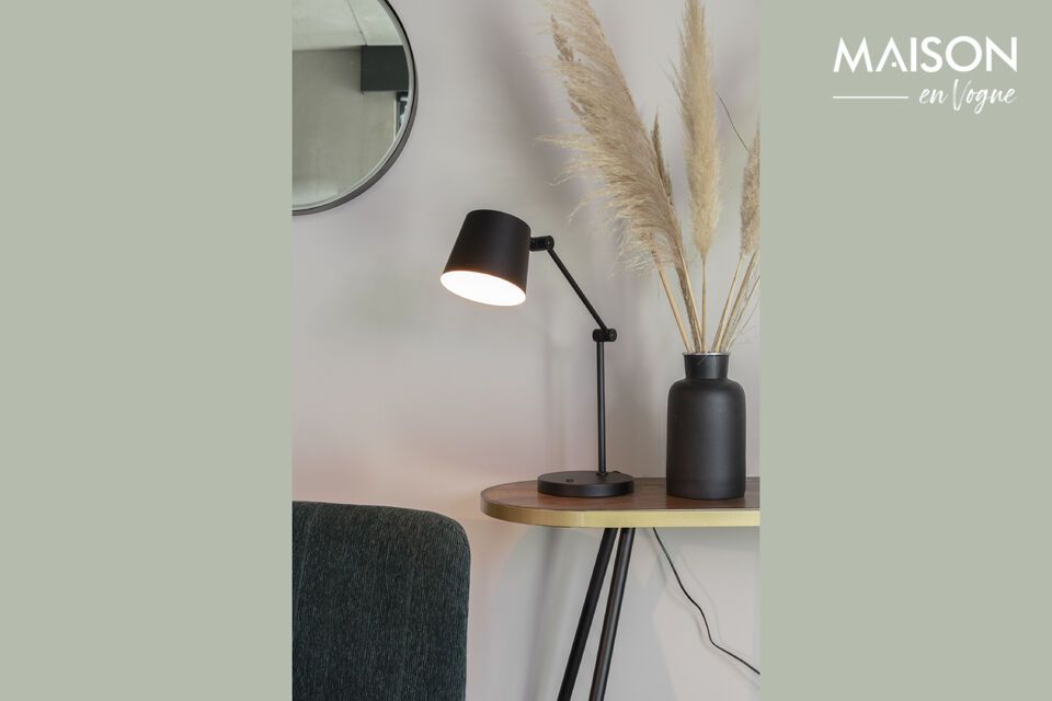 Deze lamp is gemaakt van zwart ijzer en is zowel robuust als verfijnd