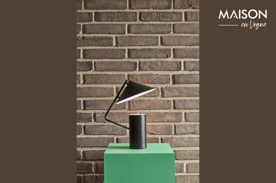 De lamp Sen moet aan uw behoeften voldoen!Deze zwarte ijzeren lamp is zowel discreet als stijlvol