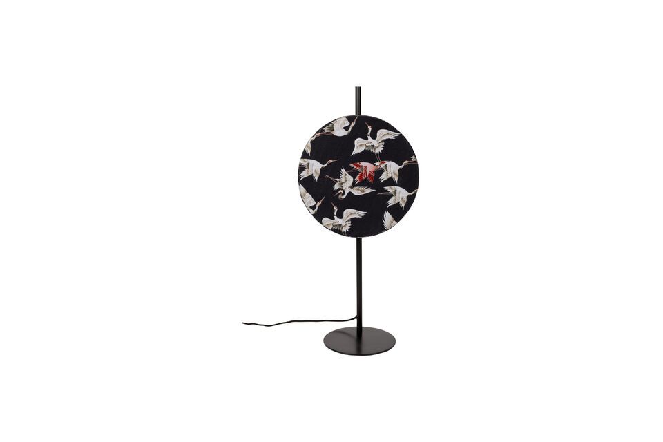 De lamp is met precisie gemaakt van zwart metaal en combineert duurzaamheid met moderne elegantie
