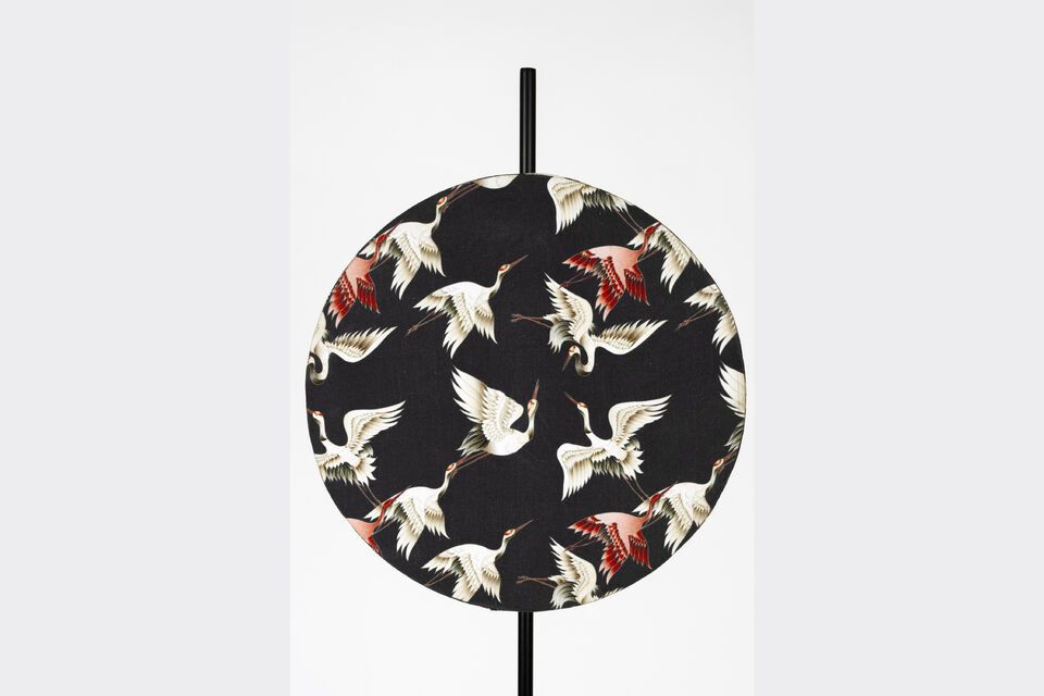 Met een hoogte van 71 cm en een minimale voetafdruk (20 cm lang en 31 cm diep) is deze lamp perfect