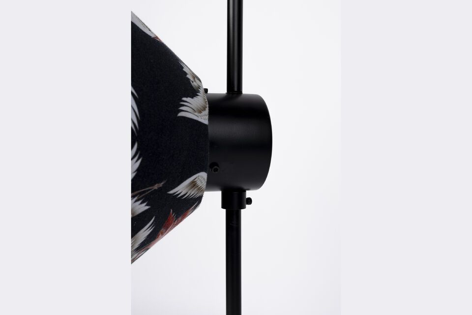 Het strakke ontwerp en de matte afwerking van de Jaylee lamp passen harmonieus in elk interieur