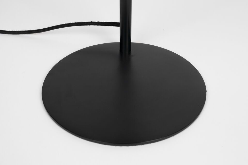Dankzij de metalen structuur is de lamp niet alleen robuust